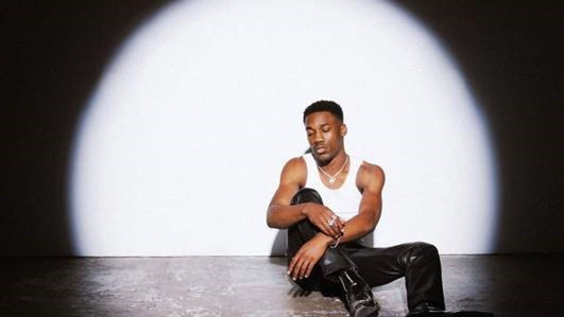 Giveon tops streaming charts in the Philippines with “Heartbreak Anniversary”