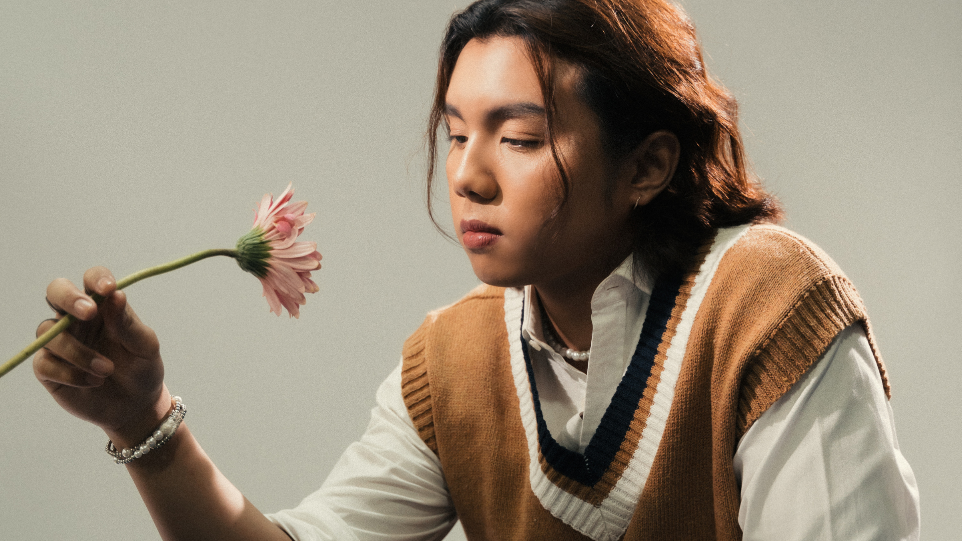 Alt-pop hitmaker Zack Tabudlo drops anthemic new single “Hindi Ko Kaya”